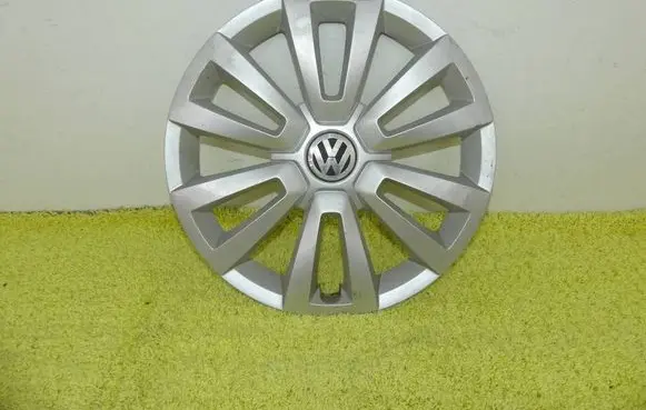 Volkswagen New Beetle R16 wheel hub/cap/trim 5C0601147C