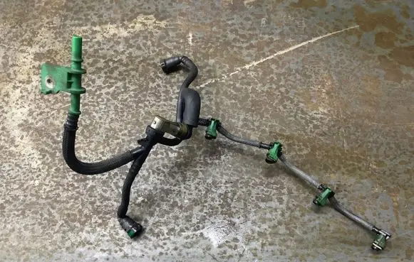 Fuel injector supply line/pipe