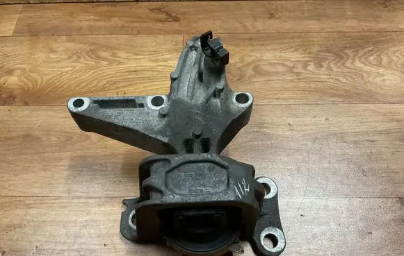 Engine mount bracket