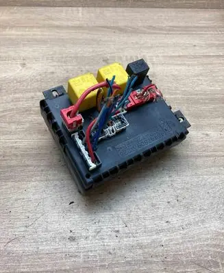 Alfa Romeo 156 Fuse module 46447809 82461739 A223