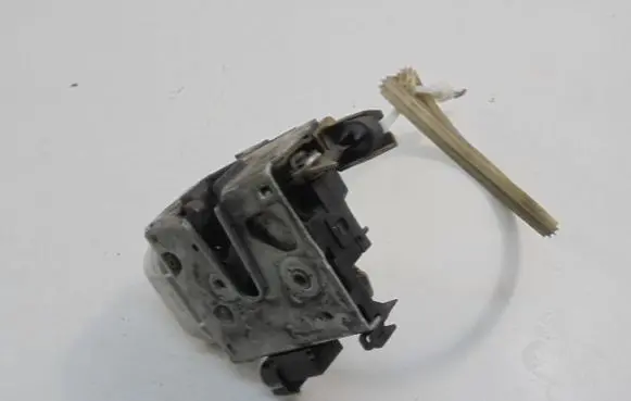 Audi A4 S4 B5 8D Front door lock 8D1837015E