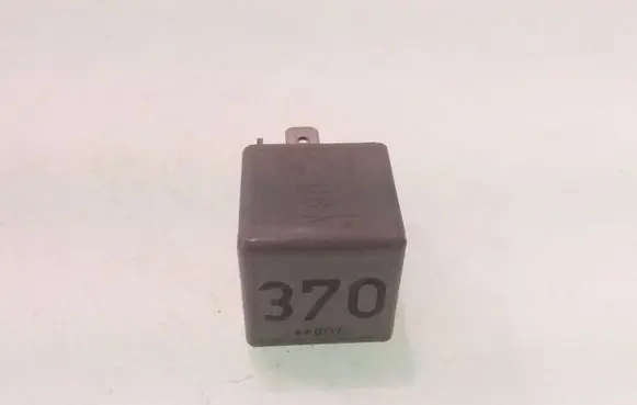 Volkswagen PASSAT B5 Other relay 8D0951253 370