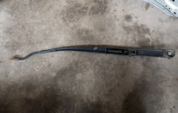KIA Sportage Front wiper blade arm 983203U000
