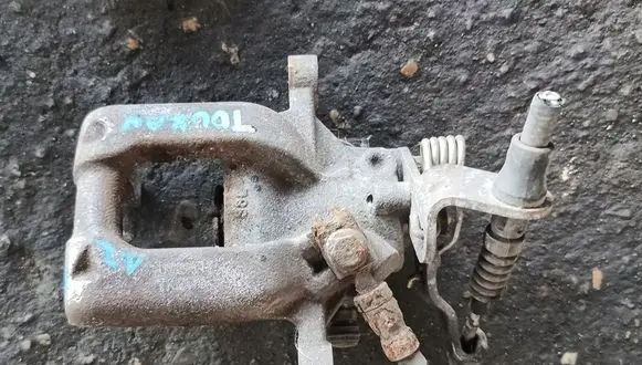 Volkswagen Touran I Front brake caliper