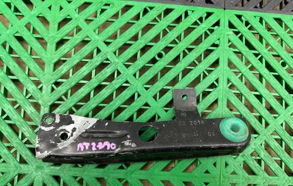 BMW M3 F80 Radiator mount bracket 8055742 E12022018 23310110