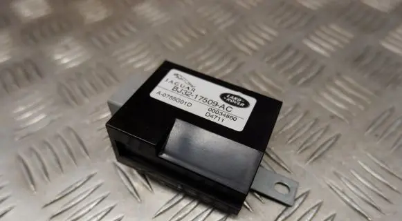 Land Rover Evoque I Window wiper relay BJ3217509AC