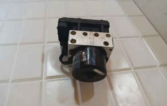 Volkswagen Golf IV ABS Pump 1J0907379G 1J0614117C