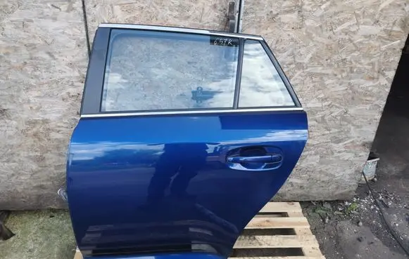 Toyota Avensis T270 Rear door