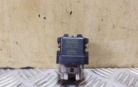 Toyota RAV 4 (XA20) Glow plug pre-heat relay 2861067010 1567000671