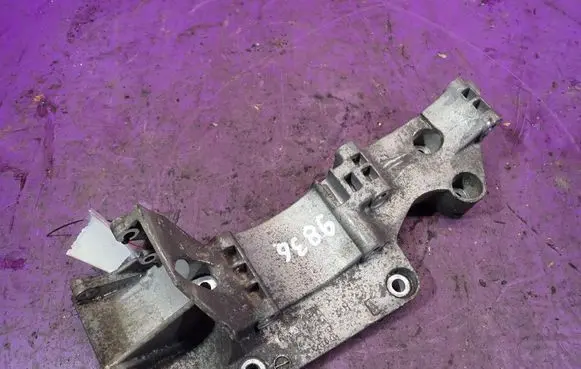 Volkswagen Golf IV Generator/alternator bracket 