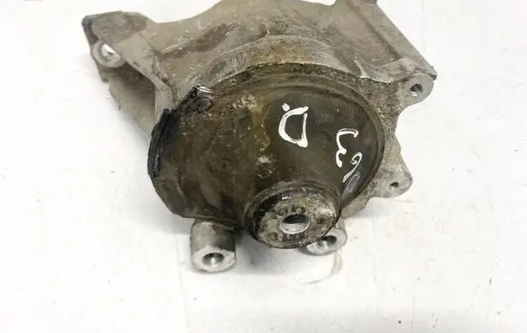 Honda CR-V Engine mount bracket pv090