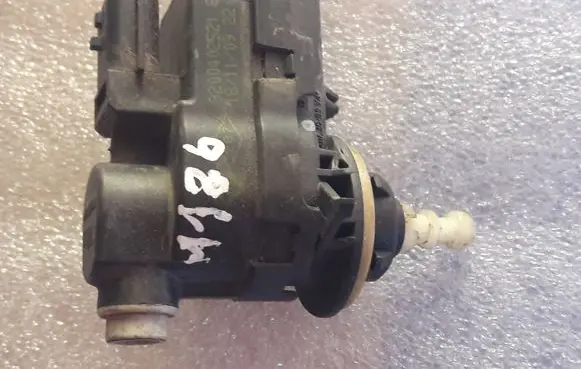 Headlight level adjustment motor