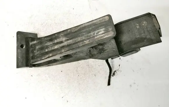 Accelerator throttle pedal