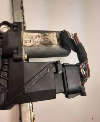 Mercedes-Benz E W210 Front door window regulator with motor 0130821698