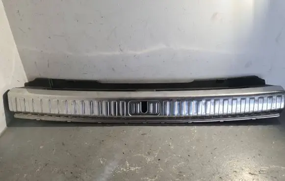 Trunk/boot sill cover protection