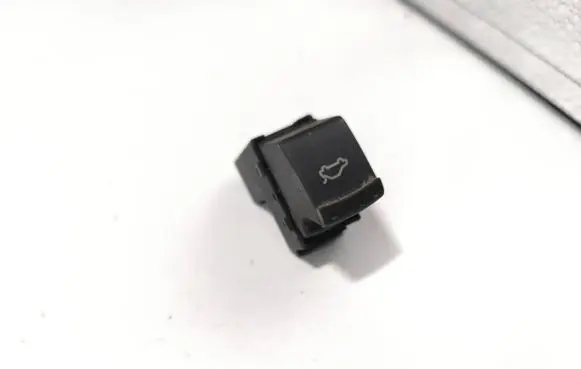 Volkswagen PASSAT B5.5 Tailgate opening switch 1J0959831A