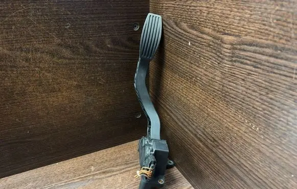 Iveco Daily 3rd gen Accelerator throttle pedal 0281002359 500344802