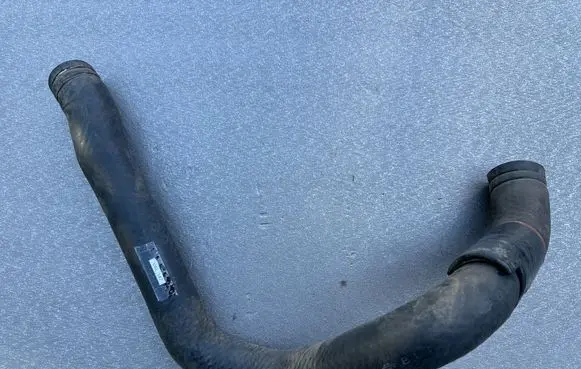 Engine coolant pipe/hose