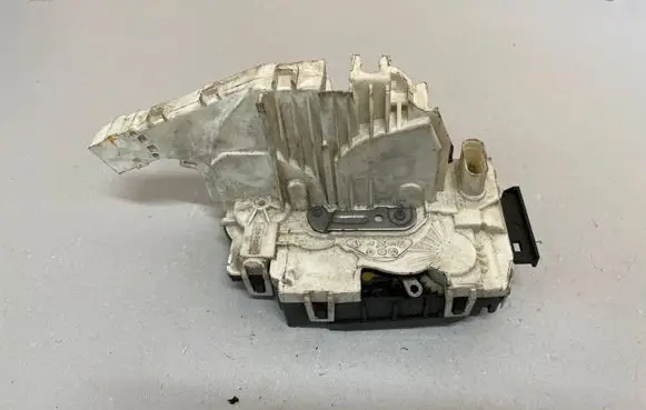 Mercedes-Benz E W212 Front door lock A2047201535