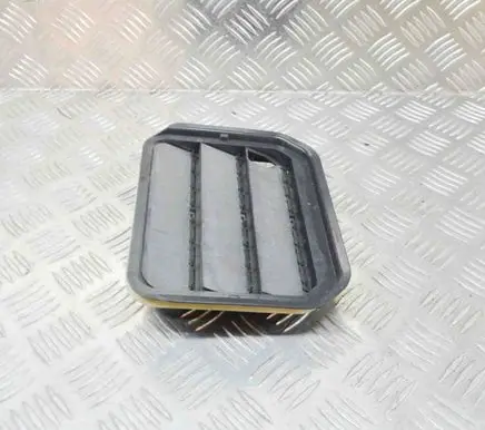 Quarter panel pressure vent