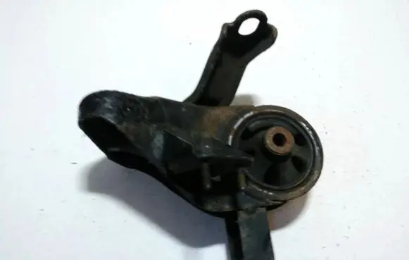 Mazda 626 Engine mount bracket