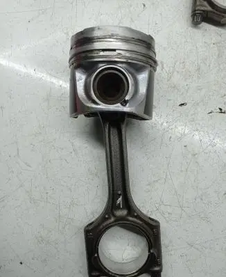 Volvo XC60 Piston with connecting rod