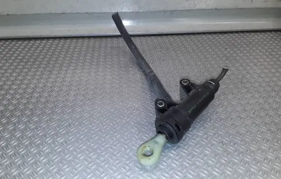 BMW 1 E81 E87 Clutch master cylinder 6758822