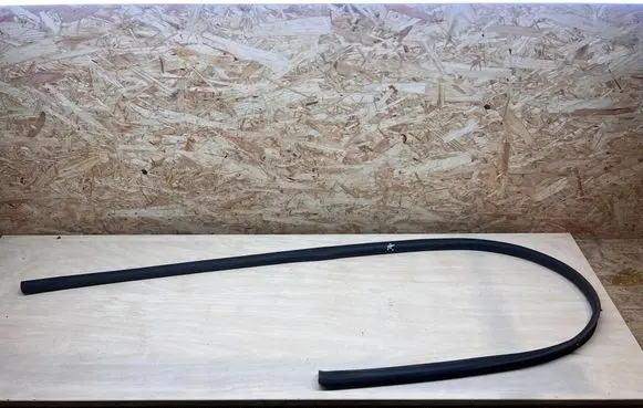 Renault Austral Rear door rubber seal (on body) 
