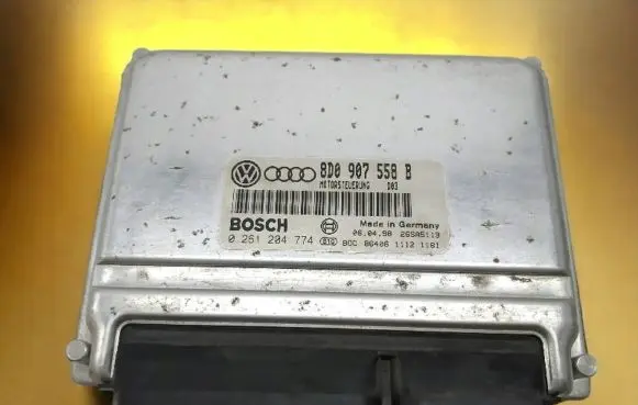 Volkswagen PASSAT B5 Engine control unit/module 8D0907558B