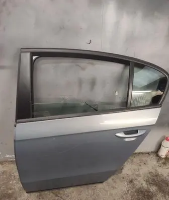 Volkswagen PASSAT B7 Rear door 