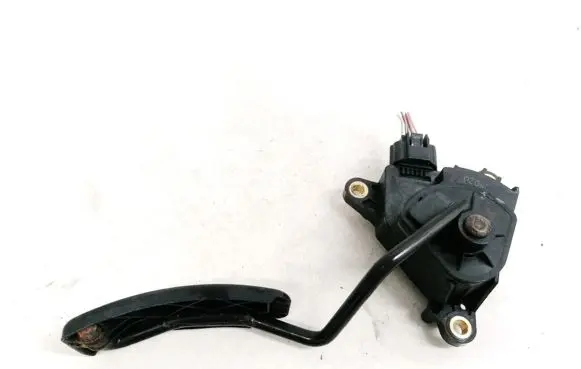 Accelerator throttle pedal