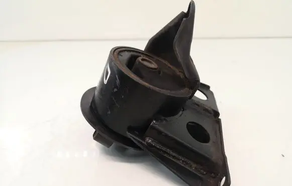 Nissan Primera Engine mount bracket