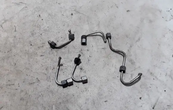 Fuel injector supply line/pipe