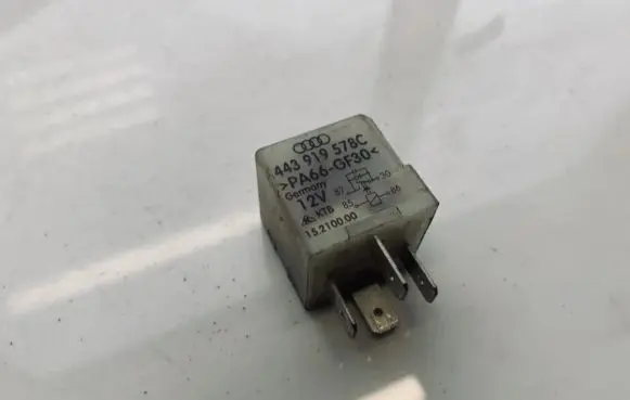 Volkswagen PASSAT B5 Other relay 443919578C