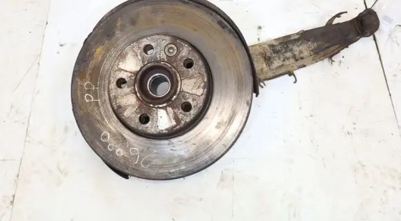 Volkswagen Touareg I Front wheel hub spindle knuckle