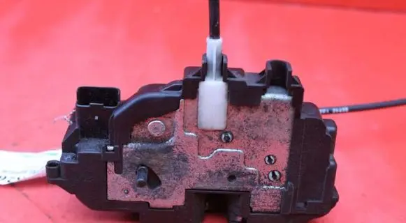 Renault Clio III Rear door lock 300129-C