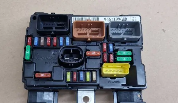 Peugeot 207 Fuse module 9667199680