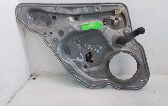Rear door manual window regulator