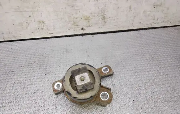 Ford Mondeo MK IV Engine mount bracket