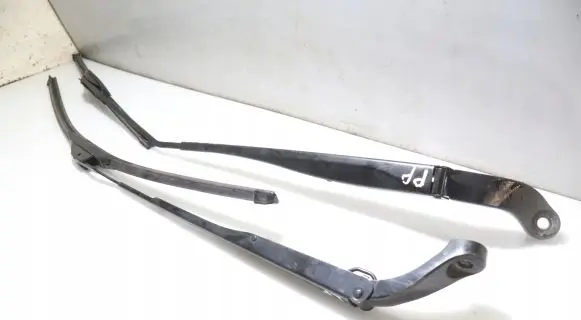 Front wiper blade arm