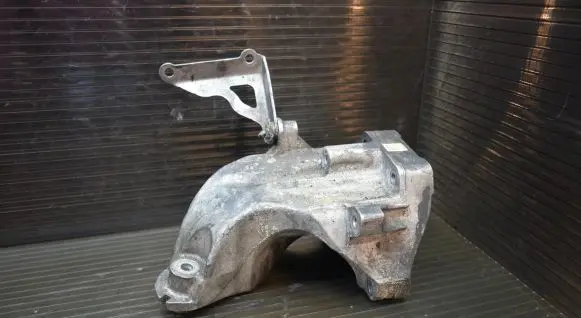 Mercedes-Benz E W212 Engine mounting bracket A6512230004