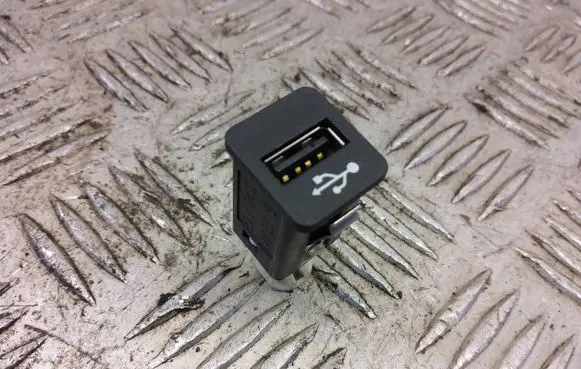 BMW 1 E82 E88 USB socket connector 9237656
