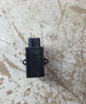 Volkswagen Touran I Seat heating relay 7L0959772 7L0959772E
