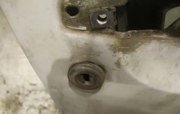 Dacia Sandero Front door lock (next to the handle) 