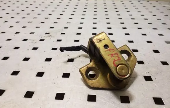 Ford Mondeo Mk III Front door lock loop/hook striker 96BGF21982AL