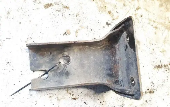 Front bumper mounting bracket