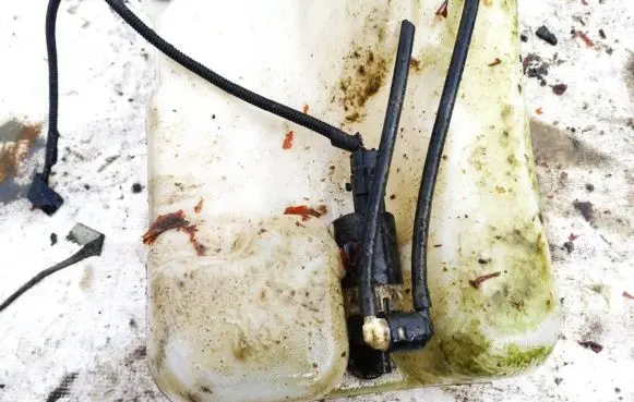 Renault Megane III Windscreen/windshield washer pump