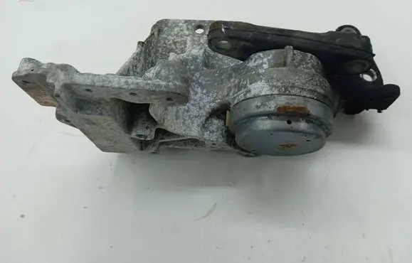 Nissan X-Trail T31 Engine mounting bracket