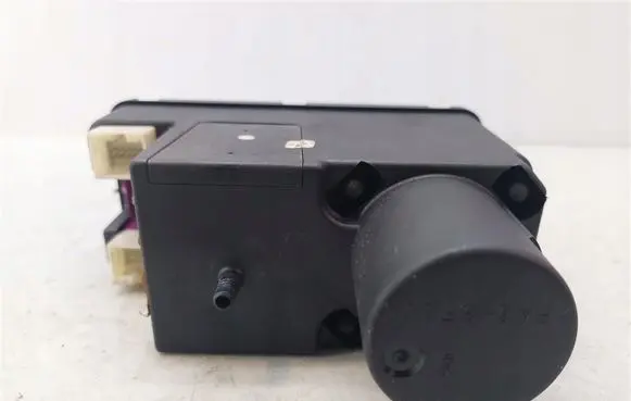 Audi A8 S8 D2 4D Central locking vacuum pump 4A0862257J
