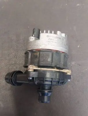 Mercedes-Benz A W176 Water pump 0005006500